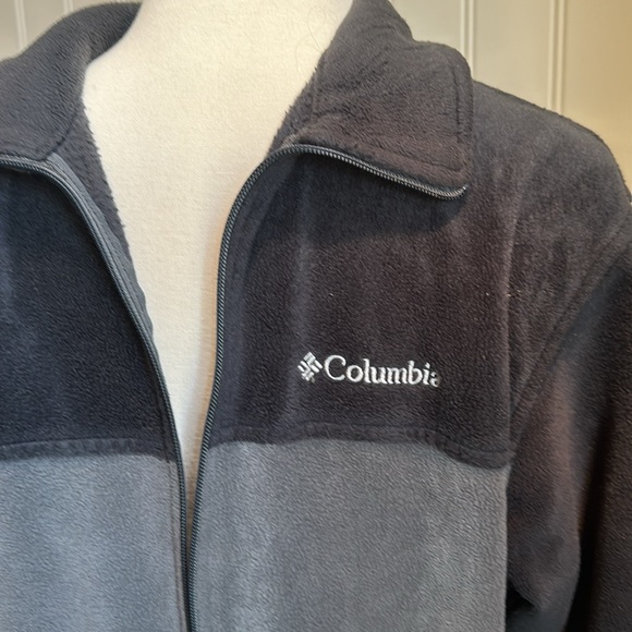 Columbia light weigh front zip fleece jacket. - Picture 2 of 2